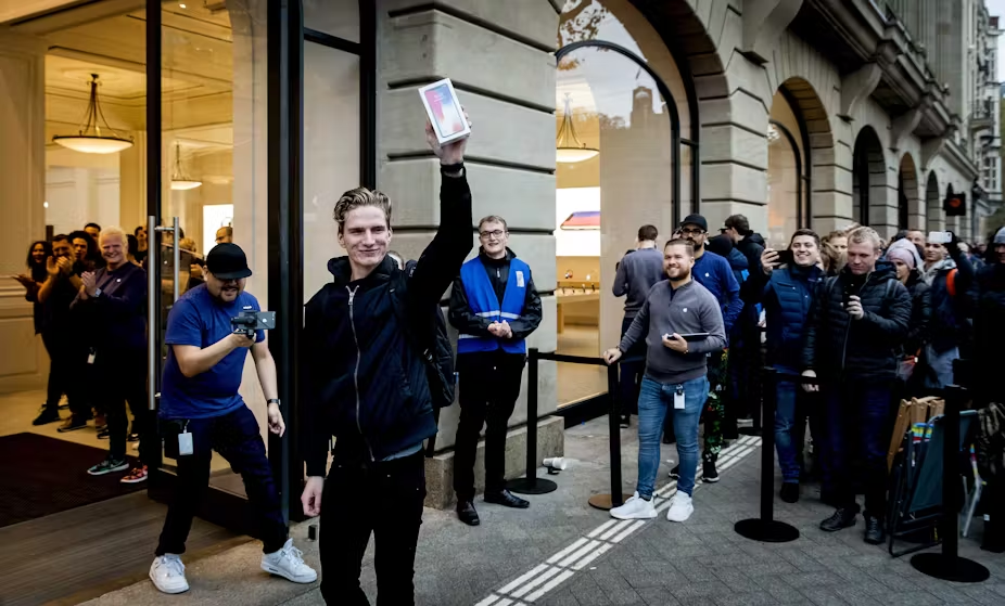 iPhone Launch Queues